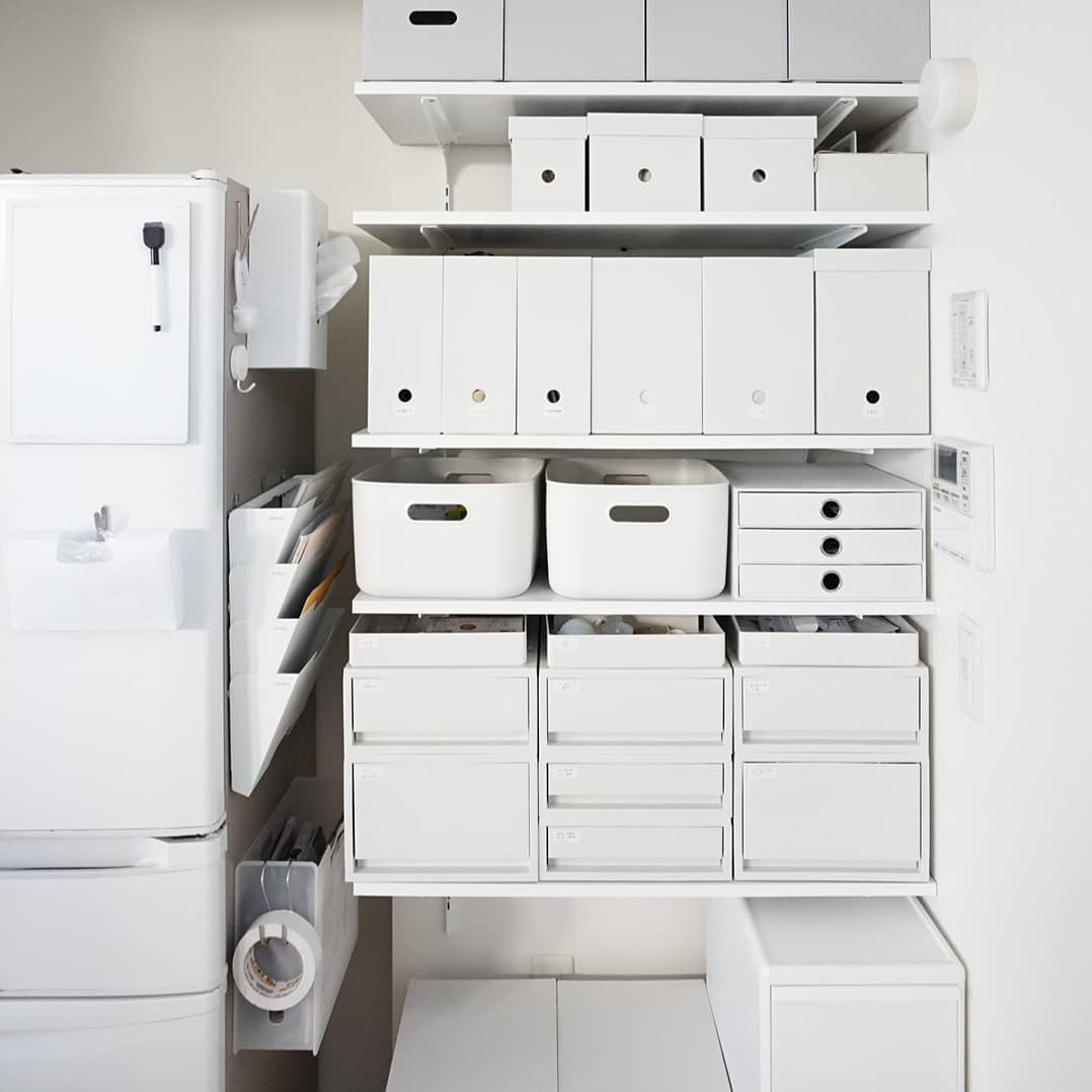 目立たないからこそ使いやすい。IKEAのウォール新聞ラックで壁面