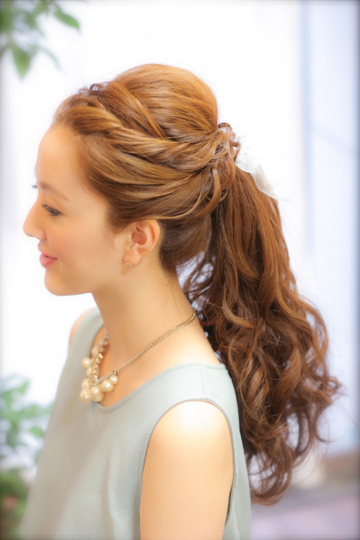 普段使いや結婚式にもOK!少しのヘアアレンジで簡単にできる華やかなポニーテール特集☆