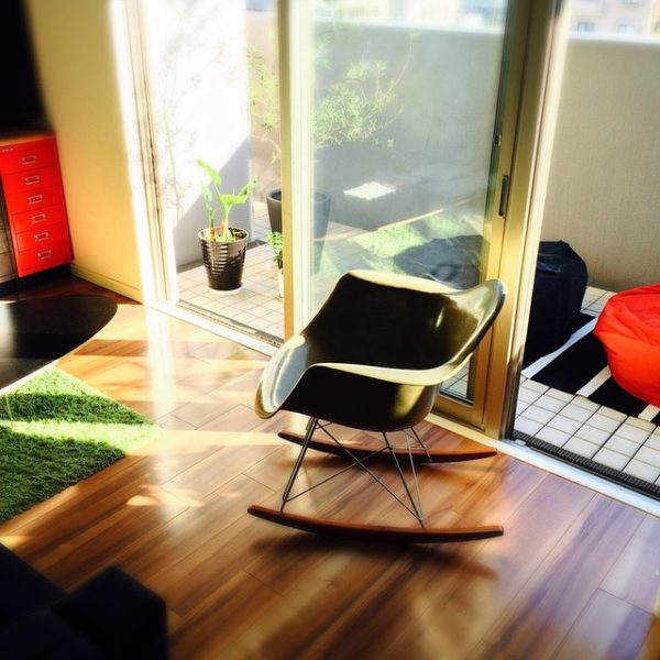穏やかな空気感が流れる ロッキングチェアーがある暮らし Folk
