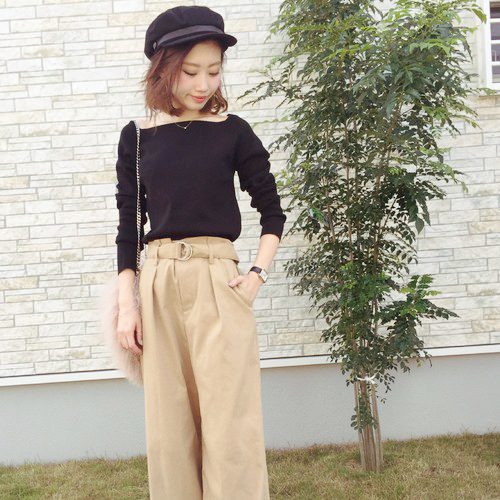 アダムエロペのセミオフショルダーニットで大人女子の秋冬コーデを