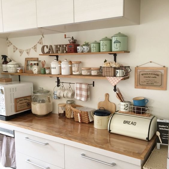 おしゃれにすっきり収納できる ウォールシェルフを壁に取り付けよう Folk