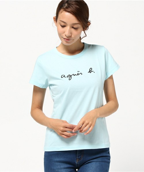 愛用されている方も多いアニエスベーのロゴTシャツ。流行に流されないシンプルなデザインは一生モノかもしれません。シンプルな白Tシャツはもちろん、こんなキレイ色も続々登場しています。