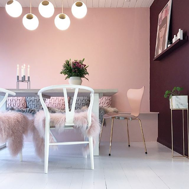 ガーリーなのにスタイリッシュ 暖色系のカラーコーディネートで大人可愛いお部屋作りを Folk