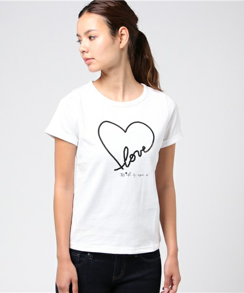 こちらはデザイン性のあるキュートなロゴTシャツです。ハートに込められた「love」の文字がアナタの気持ちを伝えてくれるかも？！さりげなく「agnes b.」のロゴも忘れずに。シンプルで取り入れやすそうですね。