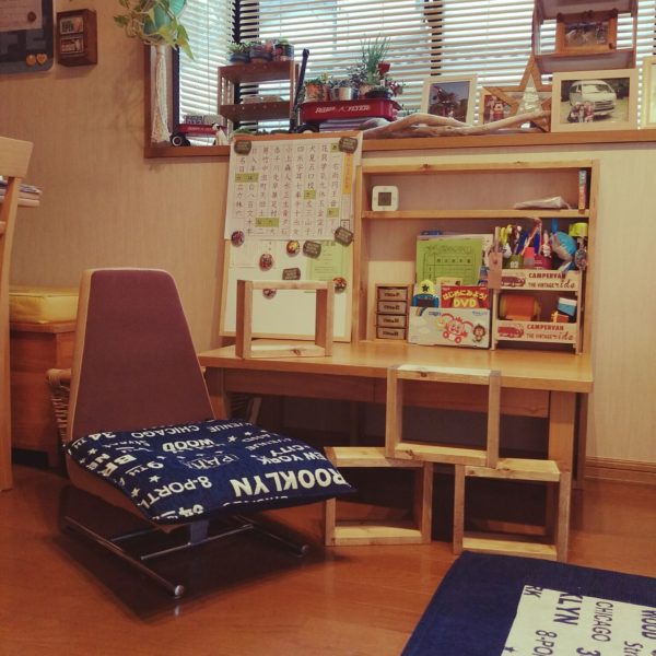 高さのある家具は部屋に圧迫感を与えますよね。リビングに圧迫感を出したくないときは、低めの机と椅子にするとよいでしょう。