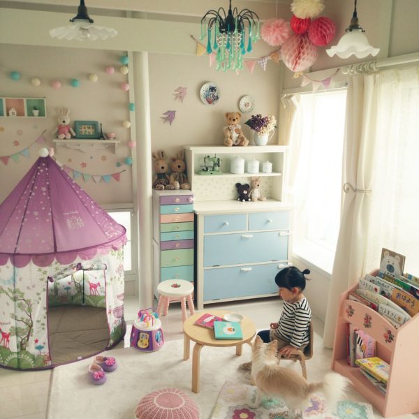 ポップで可愛い子供部屋に、ペーパーポンポンを飾りましょう♪お子さんも大喜びですね！