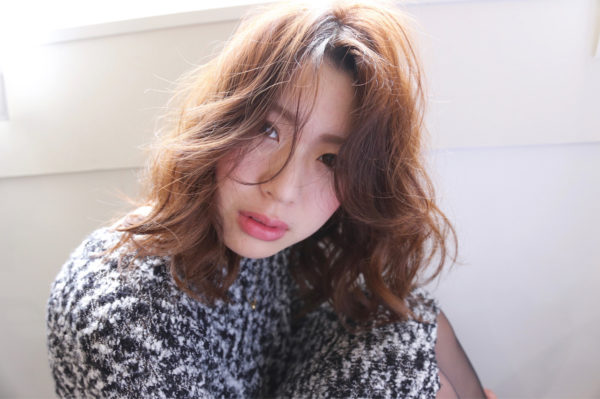 小顔に魅せられるヘアスタイル。抜け感が魅力を感じさせてくれますね。ゆるふわ感がとても素敵です。