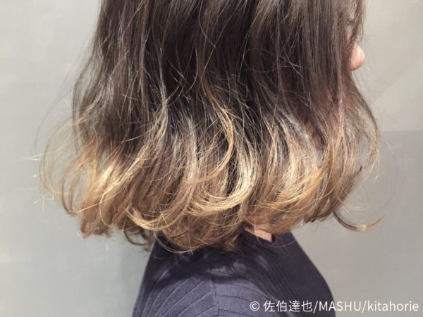 グラデーションというより、ツートンとまで言ってもいいくらいカラートーンが違いますね。ウェーブヘアだから、そうした色の違いもオシャレなデザイン風に見えます。