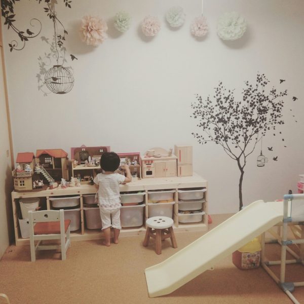 ペーパーポンポンと子ども部屋は相性抜群！バランスよく並べて壁をおしゃれに彩っていますね。