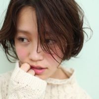 前髪長めで分け目を変えたりアレンジしたり…オシャレヘアを楽しんでみませんか？