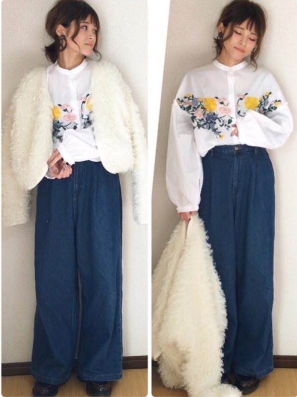 ザラの花柄シャツを使ったコーデ。春らしい花柄がサイドに施されたお洒落なデザインのシャツを、デニムワイドパンツと合わせて大人カジュアルスタイルに。袖はバルーンになっていて、トレンドも忘れていないのがいいですね。