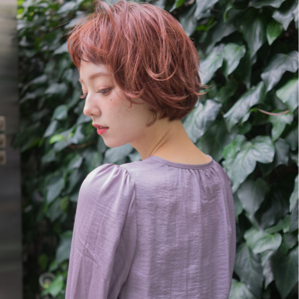 ピンクの明るめヘアカラーが春らしい色っぽボブ。動きのあるスタイリングとショートワイドバングがキュートです。