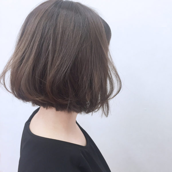 ゆるふわ感が大人可愛い切りっぱなしボブ。厚みのあるヘアスタイルでもアッシュカラーなら軽く、見えます。