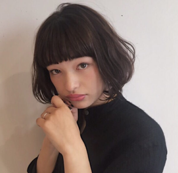 黒髪ボブは人気のヘアスタイルの１つ。目の上ぎりぎりのバングでそろえた前髪からは目力が感じられます。モードな印象なので、オトナ女性におすすめしたいヘアスタイルです。