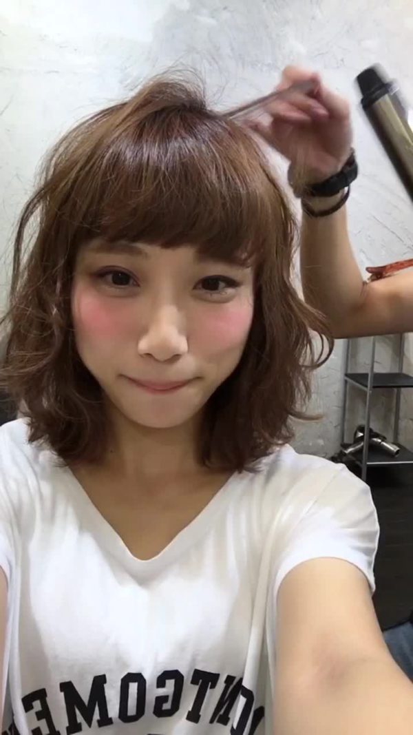 ゆるふわ感がキュートなくせっぽボブ。厚みを残したプチワイドバングと明るめのヘアカラーで重軽ミックスを楽しんで。