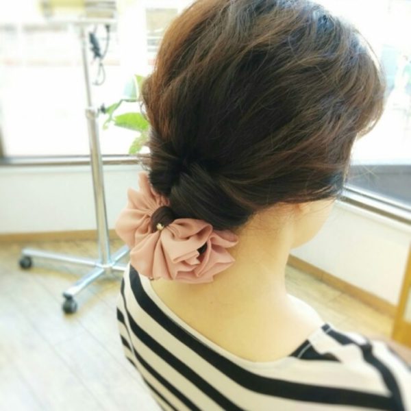 お団子にリボン風のヘアアクセサリーを付けたヘアアレンジは、トップをゆるふわに髪束をほぐしても、タイトにまとめたお団子とリボンにきっちり感があってイベントからオフィスでも使えそうなヘアアレンジですね。