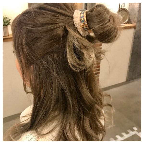 ざっくりとまとめて大きくお団子を作り、ボヘミアンテイストなヘアアクセをつけると簡単だけどカジュアルなヘアスタイルになります。