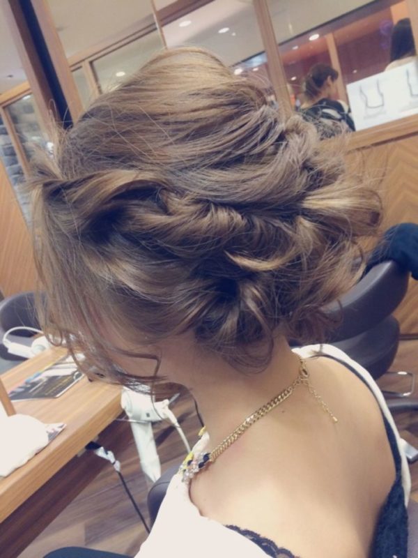 髪をねじってまとめただけのヘアスタイル。ふんわり感が魅力的な大人かわいいスタイリングですね。もっと華やかにしたいときには、ヘアアクセサリーでアクセントを付けるとゴージャスな雰囲気になります。