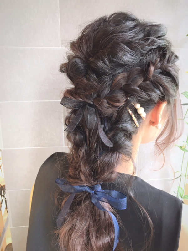 手持ちのリボンをヘアに紛れ込ませるのもメルヘンチックで可愛いです♡硬めな素材のリボンだと形がつくりやすいですよ。