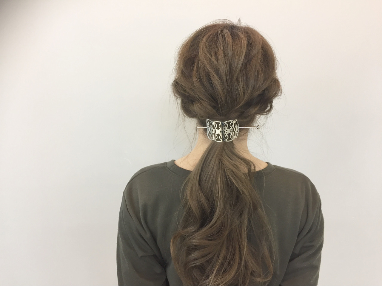 大きくゆる目に編み込みをいれ、アンティーク調のヘアアクセサリーを選べば、こなれたヘアスタイルができます。