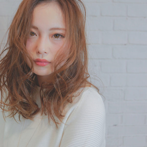 ロングヘアならではのゆるふわスタイル。前髪もゆるふわにして、カラーを明るくすることで全体的に優しい柔らかな雰囲気に。