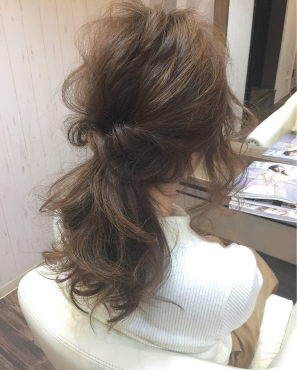 ポニーテールとくるりんぱを組み合わせたエアリーなヘアスタイル。おくれ毛を多めにとってラフな感じを出せば、カジュアルにもおすすめのヘアアレンジに。