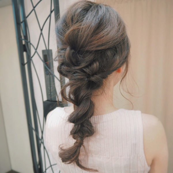 ざっくり編み込みとくるりんぱを多用したヘアアレンジは、ゆるふわな雰囲気がトレンド感たっぷり。おくれ毛を少し出してナチュラルに小顔効果を狙えそうです。