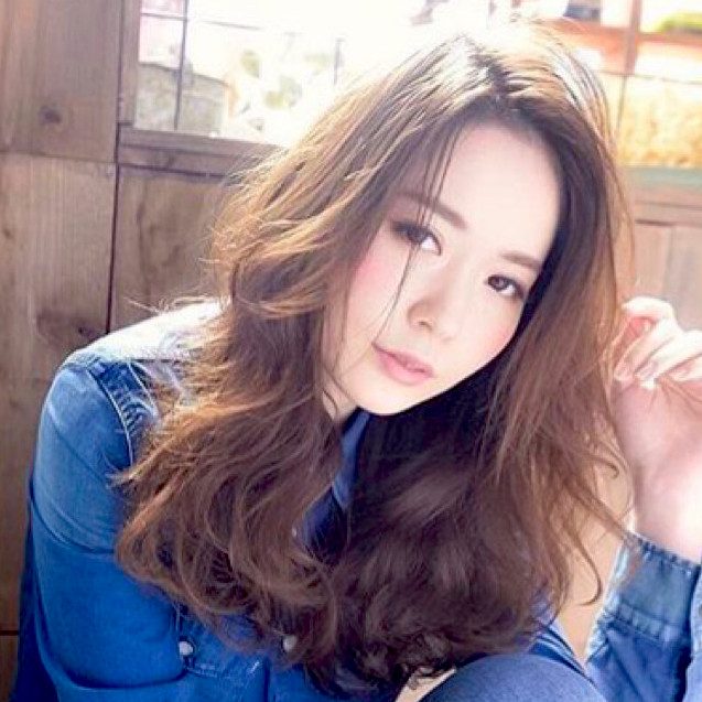 今流行のかきあげ前髪 おでこを出して 顔の印象を明るく知的に Folk