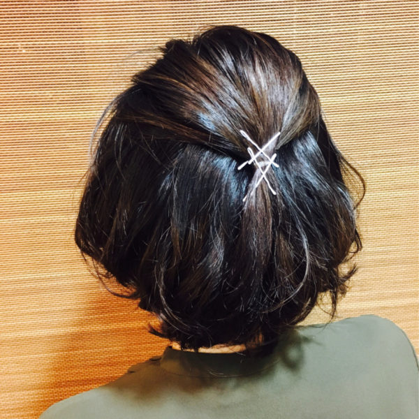 ショート丈のハーフアップはヘアアクセで変化をつけて。ヘアピンを重ねてつけるだけでもおしゃれに仕上がります。