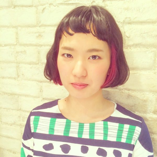 シンプルな眉上バングのボブヘアもサイドに赤をポイントに入れたらピリリとスパイシーなヘアに♪