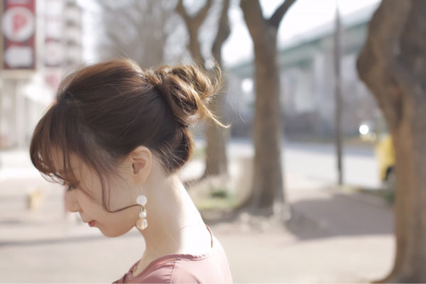 春はうしろ姿が決め手 首筋すっきりヘアアレンジでうしろ姿美人に変身しよう Folk