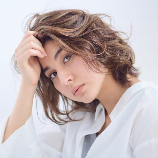 アッシュカラー×ゆるふわヘアアレンジもセンターパートで、ナチュラルに顔周りをカバー！小顔美人に♡