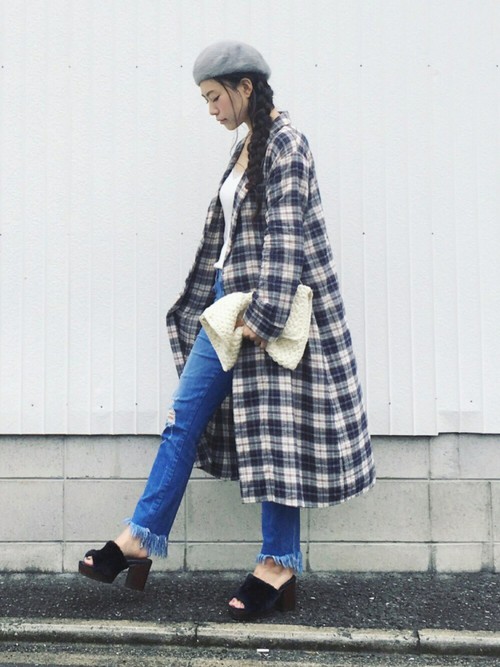 チェックのロングシャツとベレー帽で大人ガーリーなデニムコーデ♡フリンジデニムがほどよいラフ感をプラス。