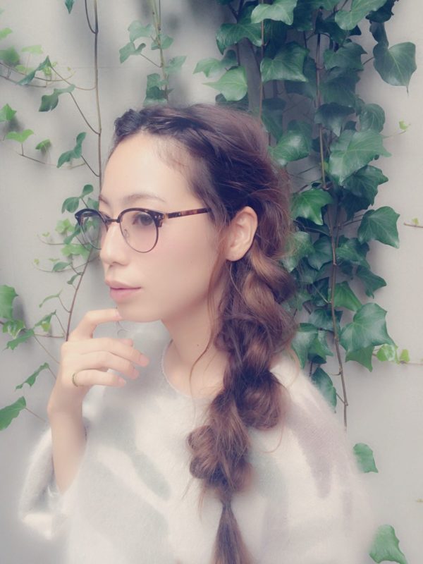 ロングヘアの方は、前髪をねじり編みしておでこを全開！輪郭全体をはっきりさせることで眼鏡に合うヘアアレンジになりますよ♪