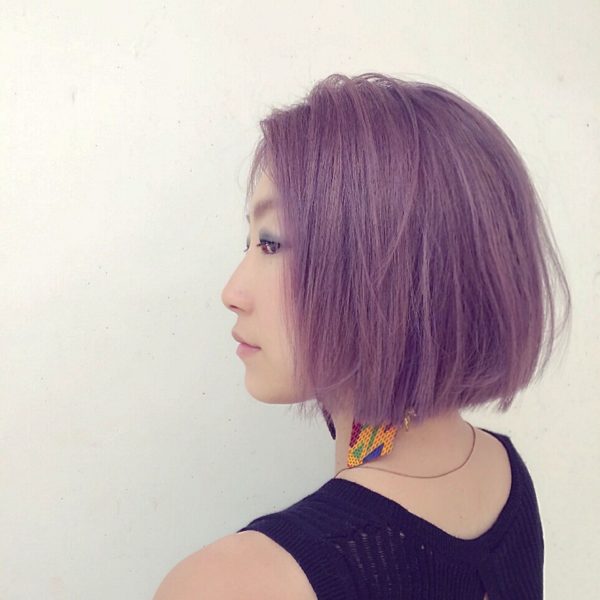 クールな前下がりボブヘアに、少しダークなパープルヘアが魅力的なスタイル！自分を持った強い女性の雰囲気！