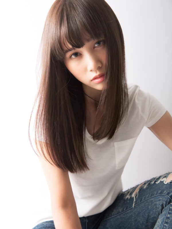 髪のツヤが魅力的なヘアスタイル。きちんと感がエレガントスタイルを演出していますね。サラッとしたスタイリング剤でまとめるのがポイント！