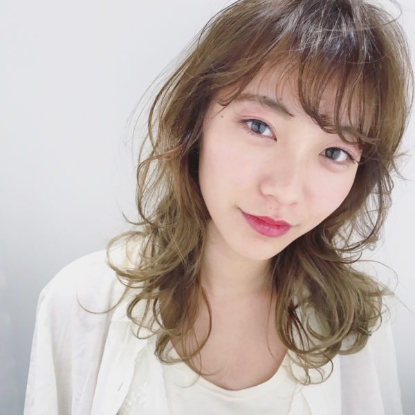 これぞウルフ！といったヘアスタイルがクールでカッコいいですね。全体がとっても軽いから毛先をぴょんとハネさせて、可愛らしく♡