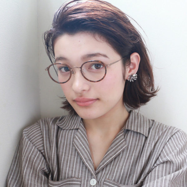 ウェット感のあるヘアスタイルで眼鏡がよく合う知的な印象に！落ち着いた大人の女性を演出するならウェット感を出すのが決め手です♪