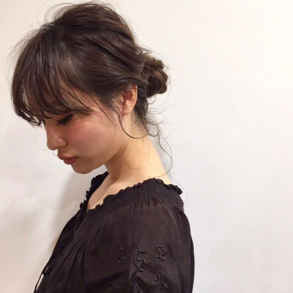 ダウンスタイルのお団子ヘアは後れ毛を出すことでうなじの美しさが柔らかく見え、色っぽさがアップします。浴衣にも合いそう！