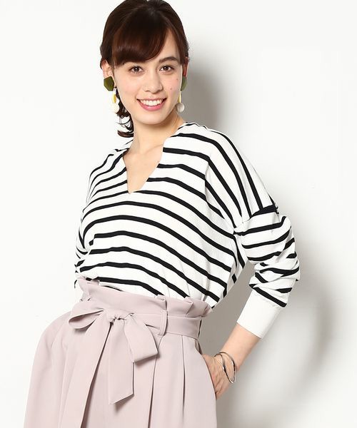 ゆるっと感がお洒落なプルオーバー。1枚あると、ヘビロテ間違いなしなデザインですね。程よい揺る感が今年らしくて新鮮です。ハイウエストのパンツと合わせて、大人可愛いスタイルに♪