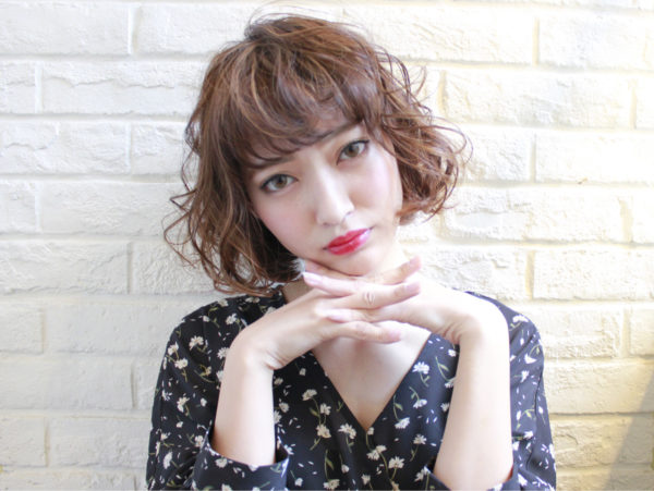 ゆるふわモテ系ショートヘアです。こちらも流行のオン眉ですが、大人かわいいをキープしています。カラーはパープルアッシュ。