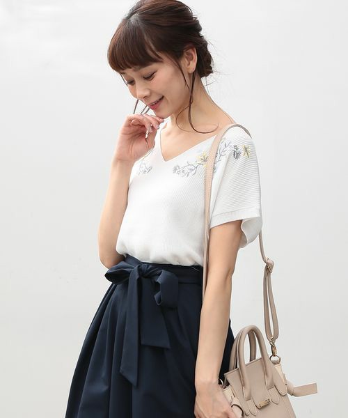 大人ガーリーなプルオーバー。花柄の刺繍が両サイドにさりげなく入って上品な雰囲気に。Vネックなので、可愛くなり過ぎず、落ち着いた印象を受けますね。合わせやすいデザインなので、どのボトムスと合わせてもお洒落になりますね♪
