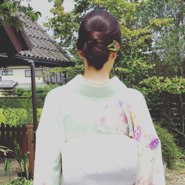 きっちりとまとめられたヘアスタイルは、和装ならでは。オーソドックスなかんざしで、上質な大人の雰囲気が漂っていますね。