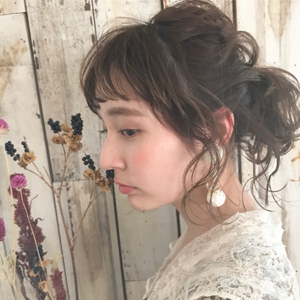 細い束で、シャワーのように後ろ半分をぱらぱらとちらし、軽くカールさせるとこなれ感がでます。