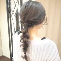 結んだ髪をルーズに引き出してこなれ感をアップ♪クラシカルで可愛い簡単三つ編みヘアアレンジ12選