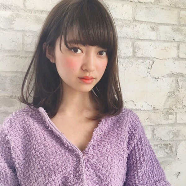 毛先を自然とハネさせたミディアムヘアで若々しく☆厚みのあるプチワイドバングがキュート♡