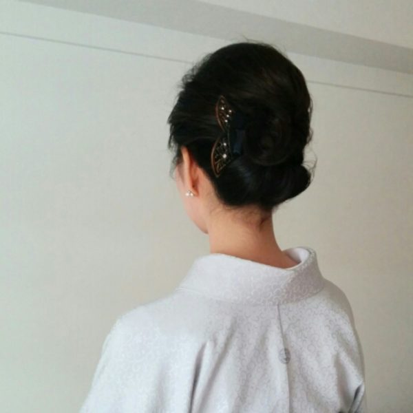 襟足を見せて、きゅっとしまったまとめ髪のヘアスタイルには、凛とした美しさがあります。かんざしもシックなダークカラーで落ち着いた雰囲気を。