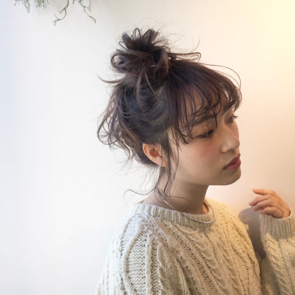 ゆるふわヘアの中でも人気があるお団子スタイル。お風呂上りのようなリラックスした雰囲気にキュン♡