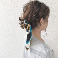 キュートなヘアスタイルを手に入れよう♪春夏らしい涼し気なスカーフアレンジヘア♡