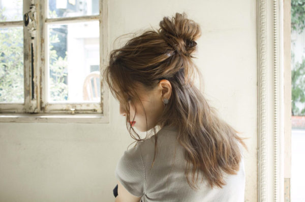 さっと楽しめるお団子スタイル 今大人気のメッシーバンを楽しもう Folk